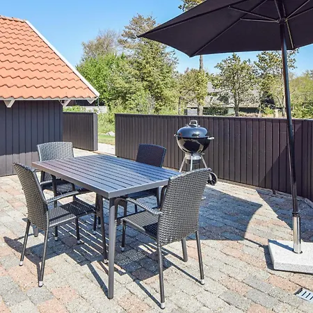 4 Bedroom Lovely In Holiday home